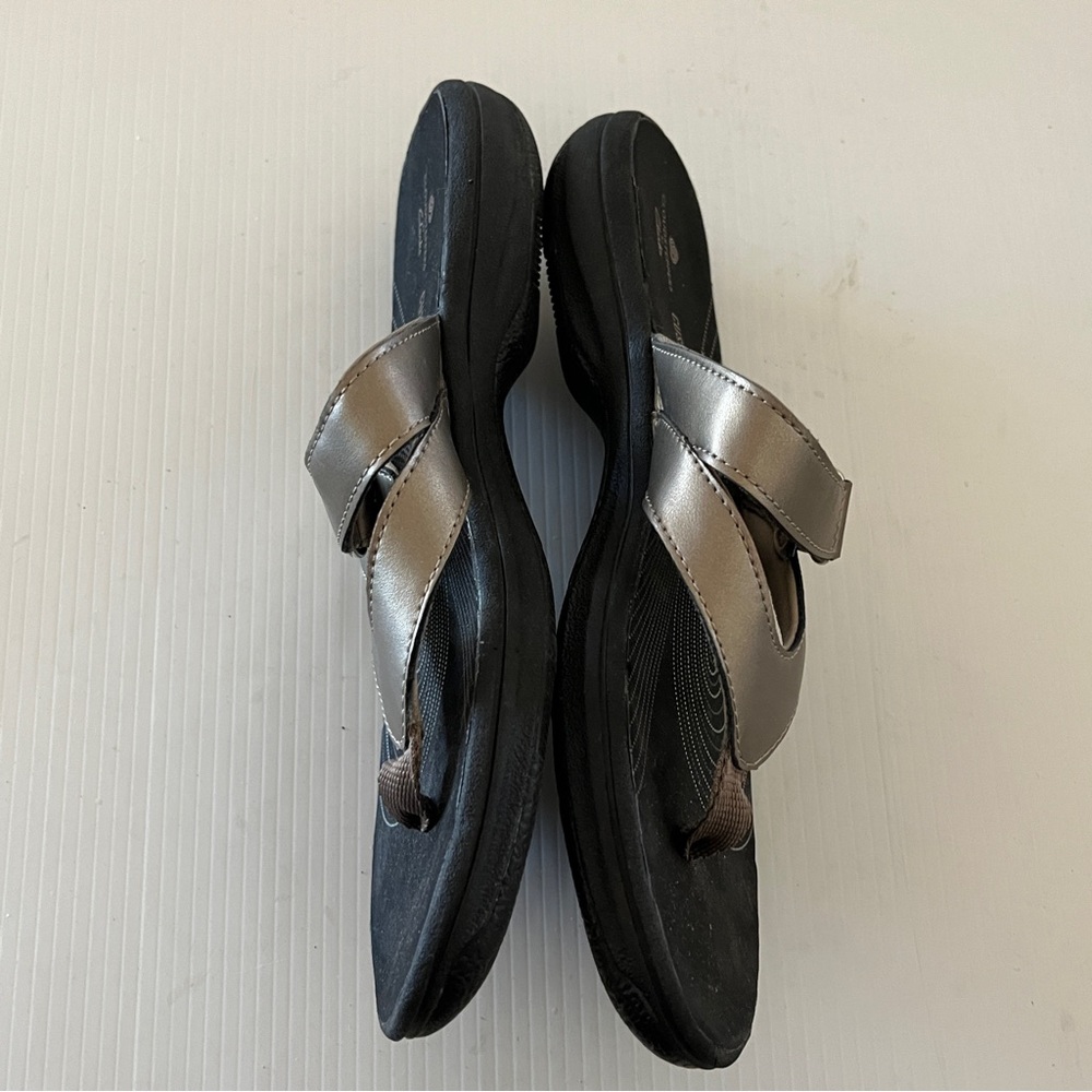 Clarks Cloudsteppers Metallic Taupe Adjustable Hook Flip Flop Sandals 7 - Picture 7 of 11
